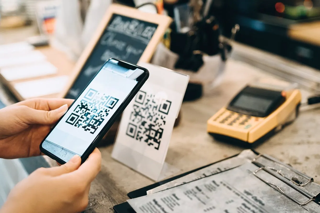 Как платить с помощью iPhone в 2022 году. И почему не стоит бояться QR-кодов