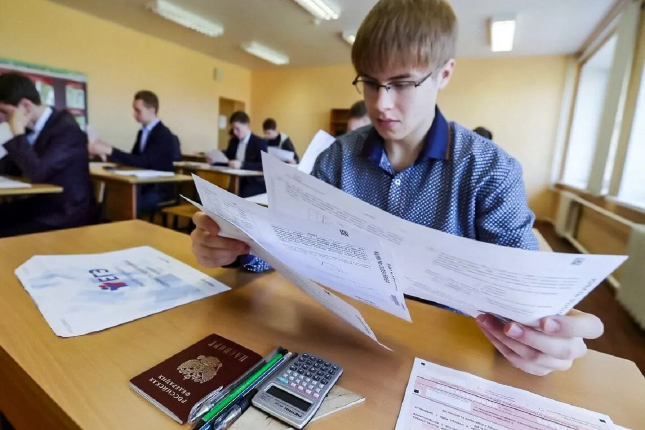 Мужчина сдал ЕГЭ спустя 36 лет после проваленного экзамена. Он годится в дедушки Алисе Тепляковой