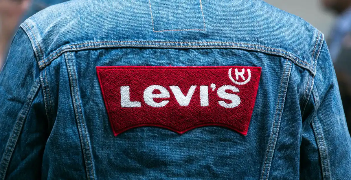 Одежду от Levi’s и Boss выгодно продают на Lamoda. Можно взять три футболки по цене одной