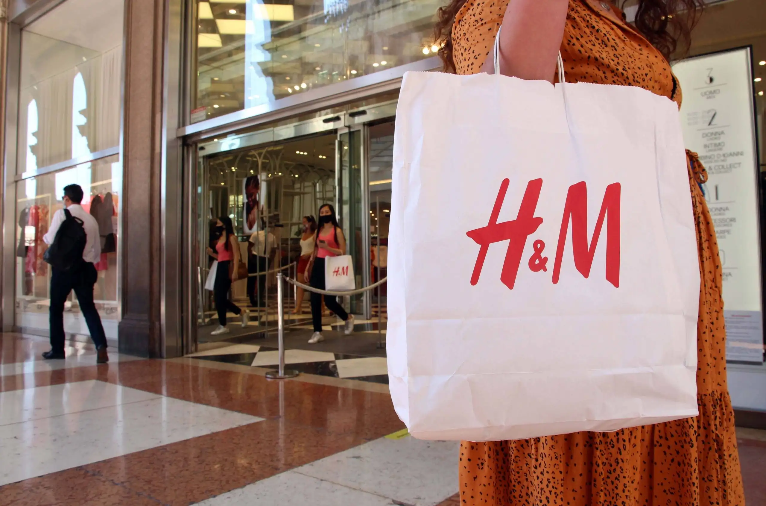 H&#038;M поднял цены перед уходом из России. Сколько теперь стоит мужская и женская одежда?