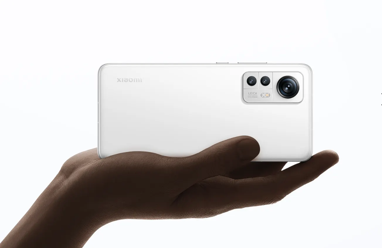 Новый флагман Xiaomi — главный компакт на рынке. У него отличная камера и крутейший экран