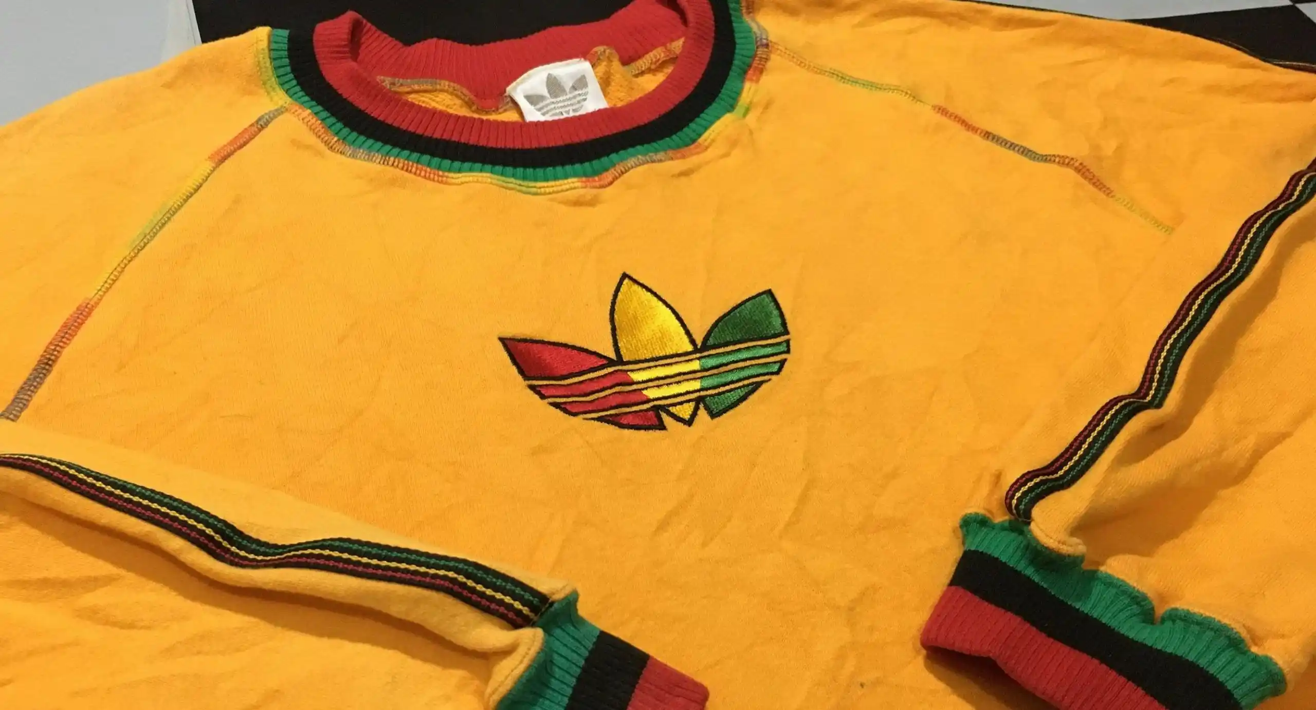 Худи и свитшоты от adidas Originals обесценились на Lamoda. Прайс как до кризиса