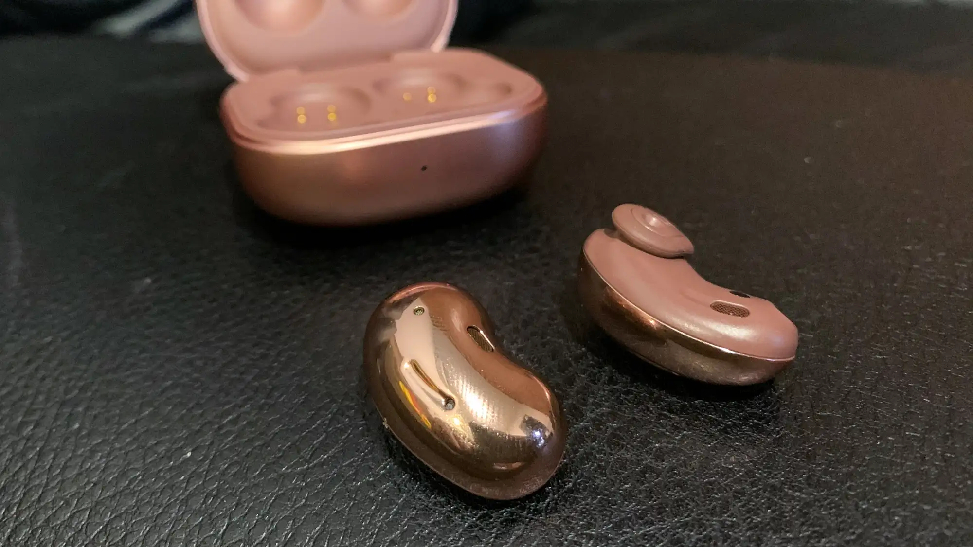 Samsung Galaxy Buds Live аномально подешевели на Маркете. Это самые стильные TWS-наушники на рынке