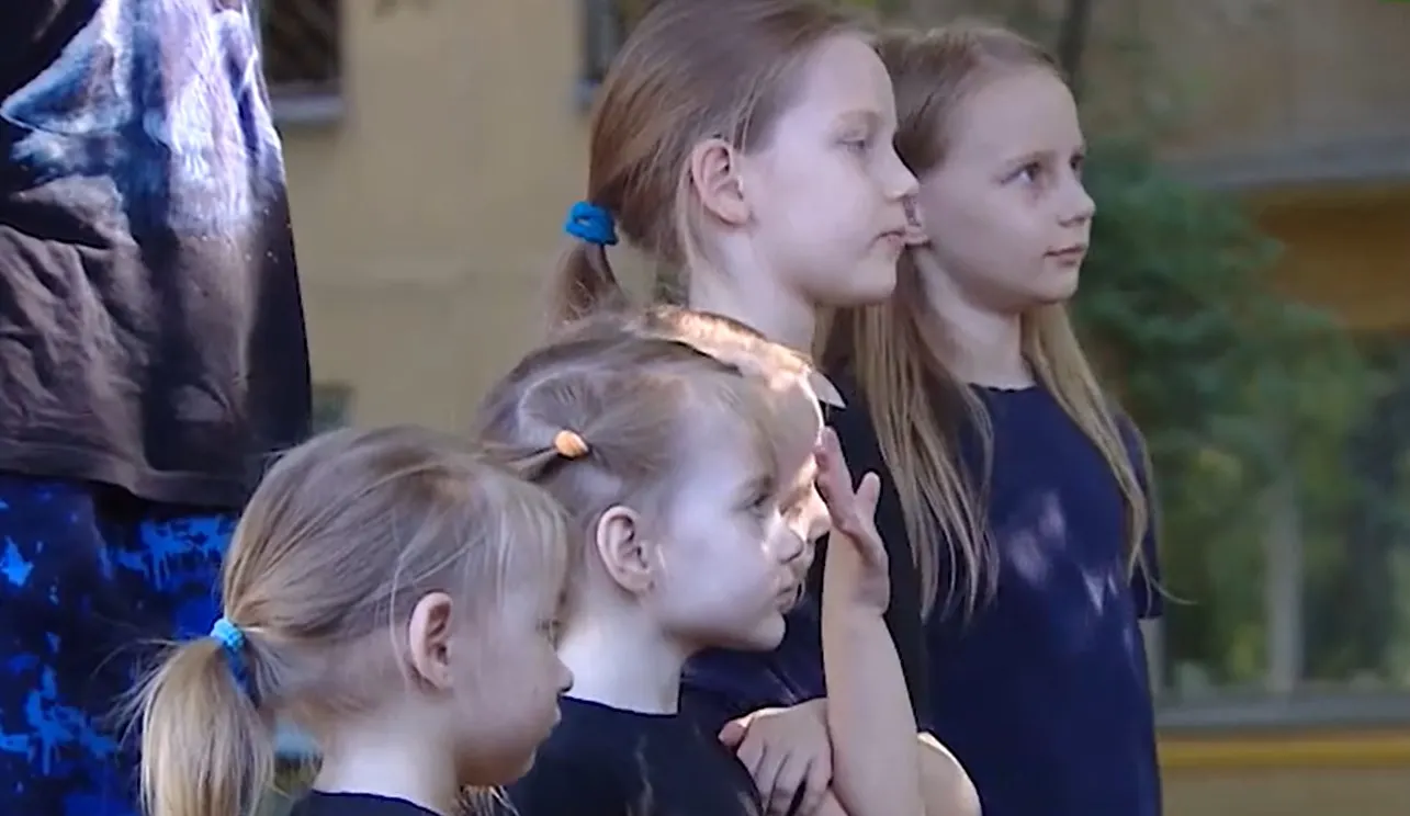 Алиса Теплякова переводится из МГУ в платный вуз. Туда же устраивают 8-летнего брата студентки