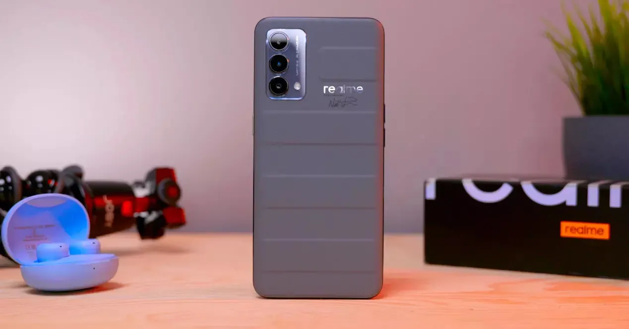 Убийца флагманов от Realme до сих пор хорош. Его сливают по минимальной цене