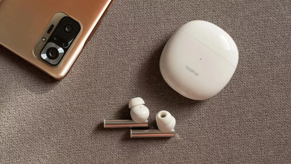 Realme Buds Air 2 отдают с неплохой скидкой на Маркете. Это доступная гарнитура с АШП и кучей крутых фишек