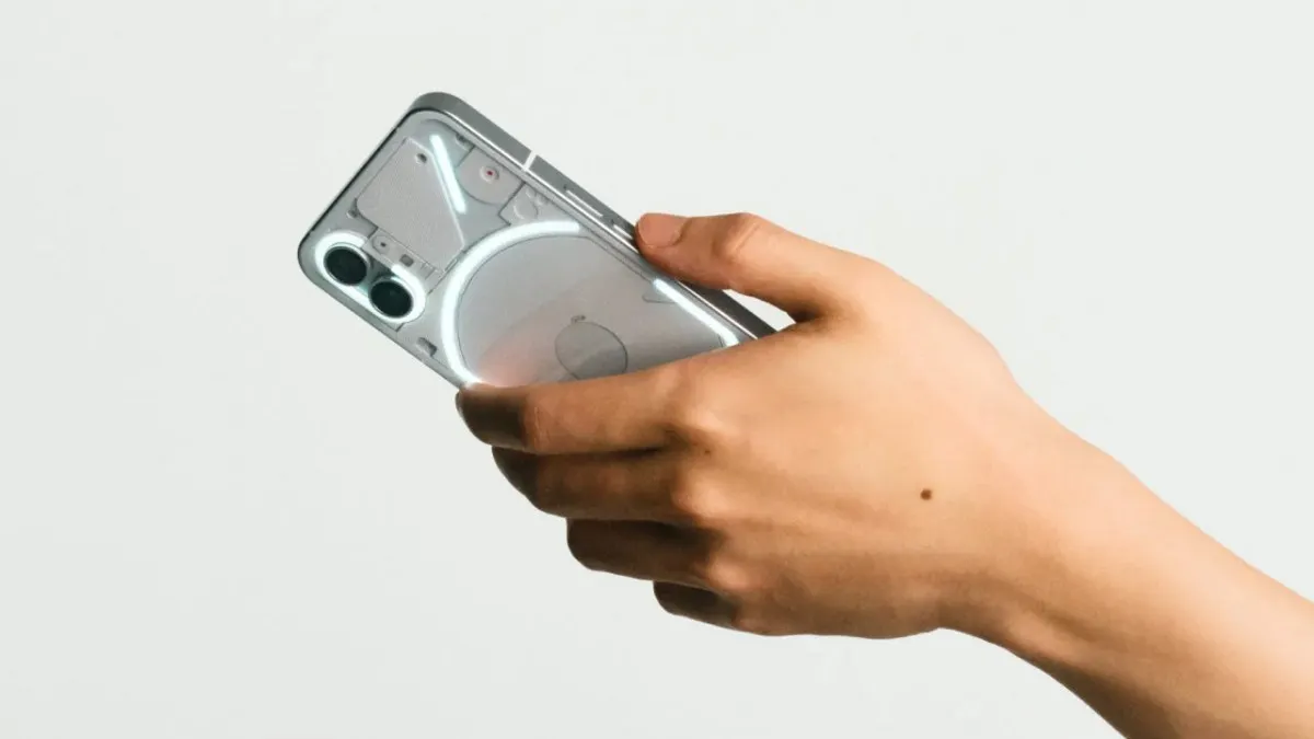 Вышел Nothing phone (1). Здесь – характеристики и цены самого стильного девайса 2022 года