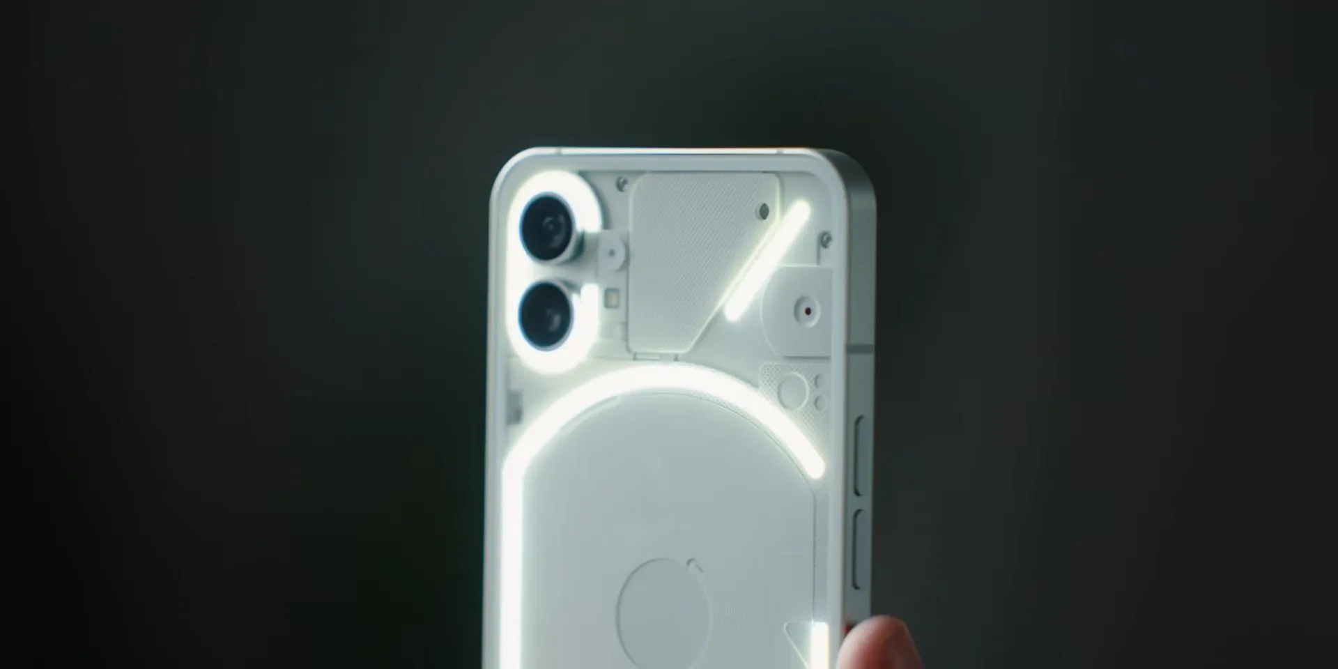 Nothing Phone (1) теперь продают ритейлеры. Но брать девайс у официалов категорически нельзя — почему?