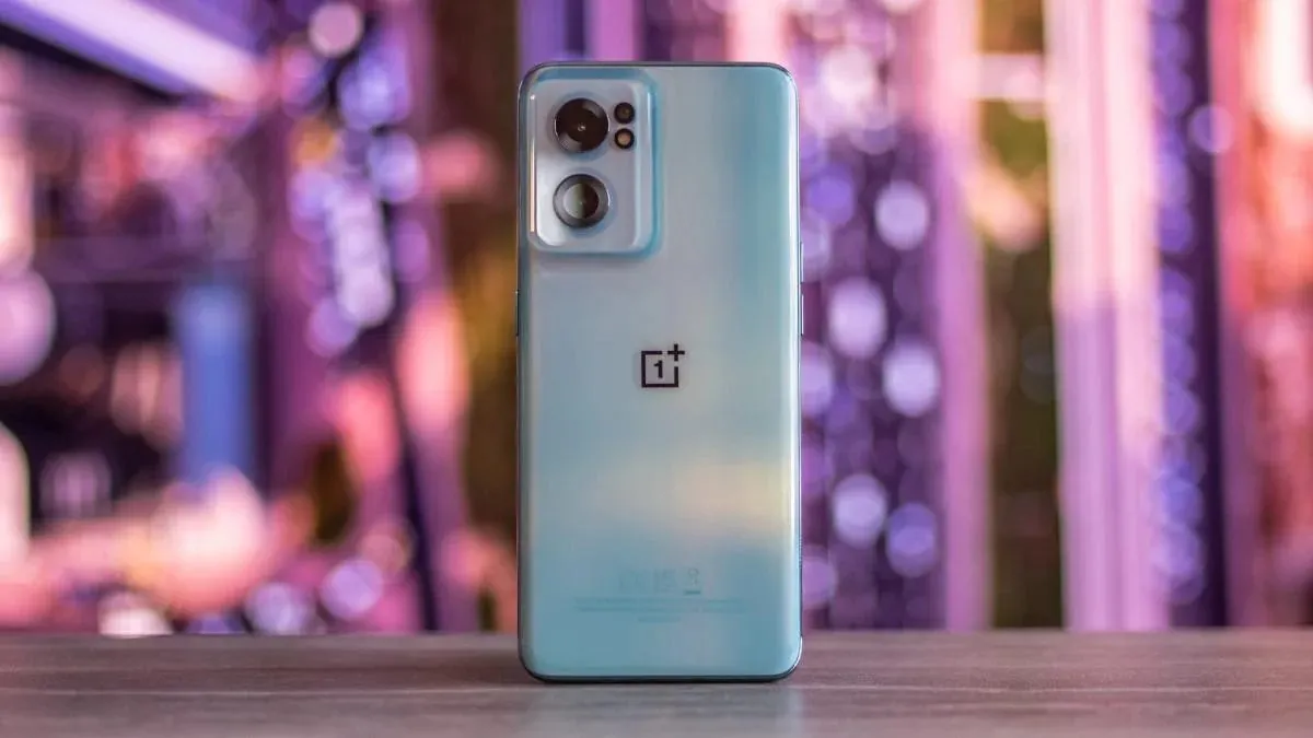 Самый доступный субфлагман OnePlus подешевел в России. У него 90-герцовый экран и реактивная зарядка