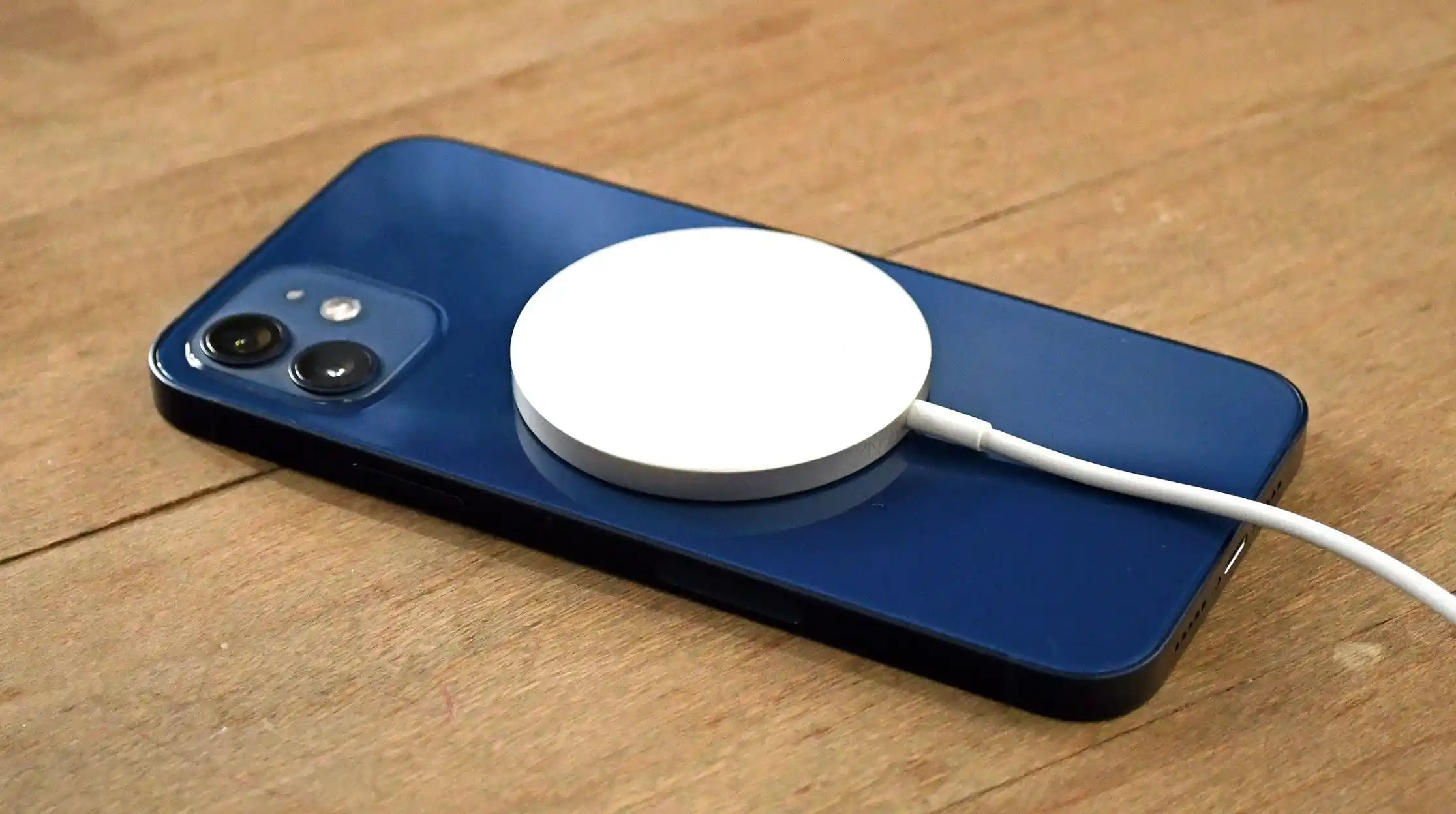 У iPhone 13 фантастически крутая батарея. Вот доказательства