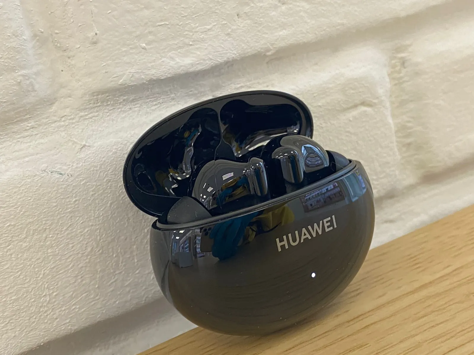 Эти Huawei — самые популярные TWS-наушники бренда. Теперь они стоят немыслимо дешево