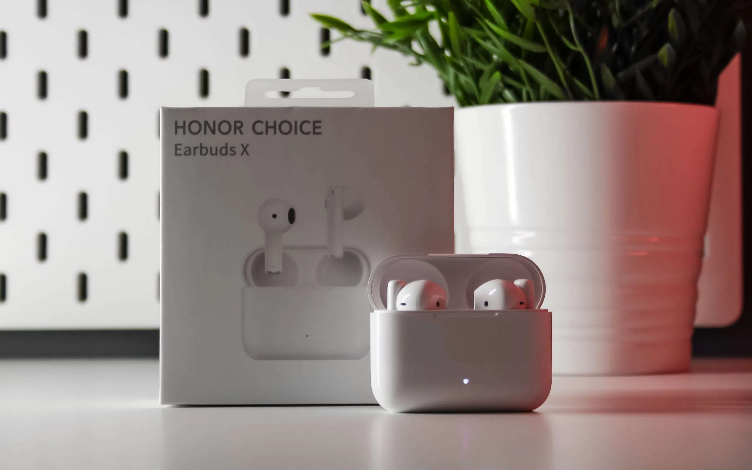 Бюджетный клон AirPods 3 от Honor сливают за копейки. У него крутая автономность и пара клевых фич
