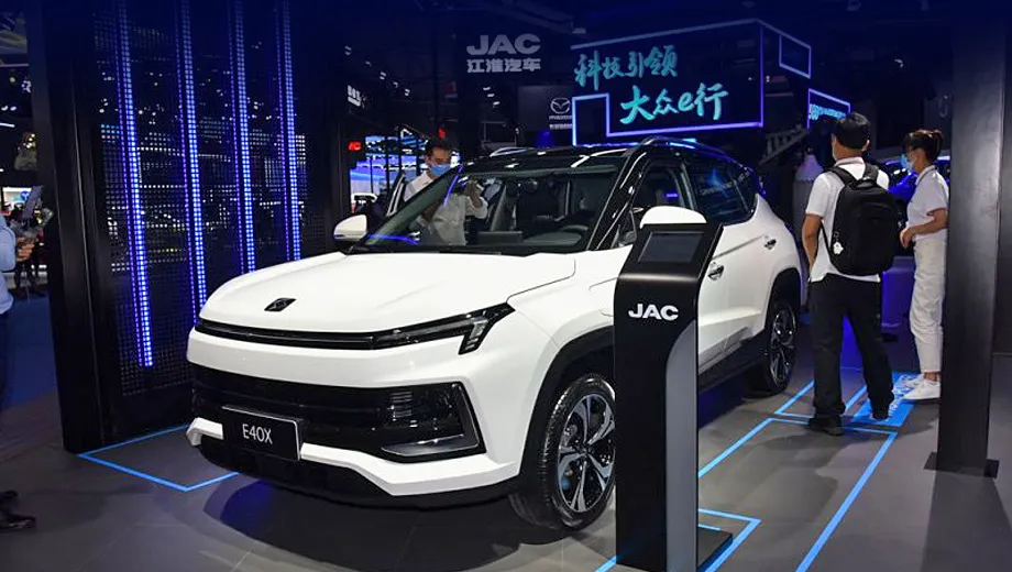 Появилось первое фото автомобиля «Москвич». Это китайская машина JAC без эмблемы