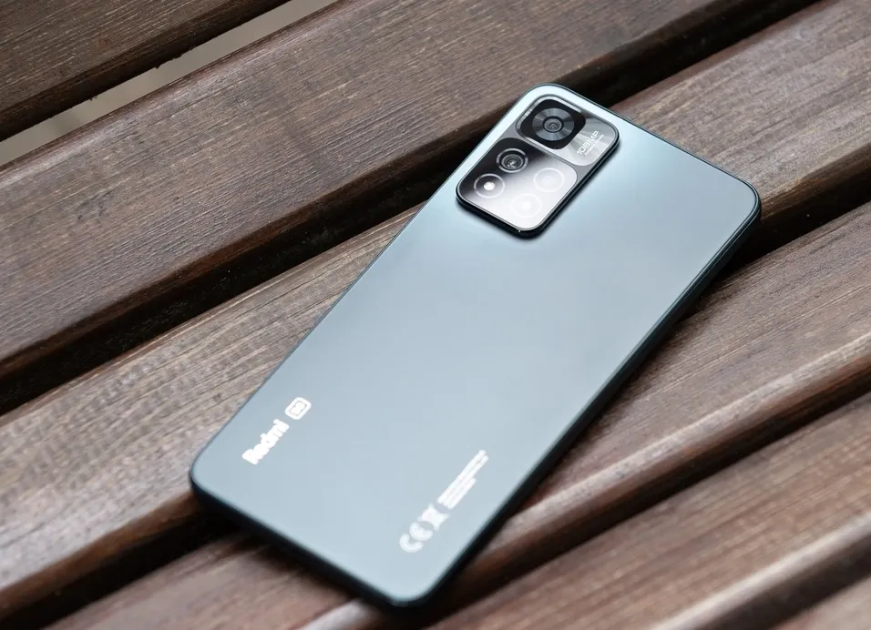 Этот Xiaomi Redmi — лучший среднебюджетник бренда. У него шикарный экран и сверхбыстрая зарядка