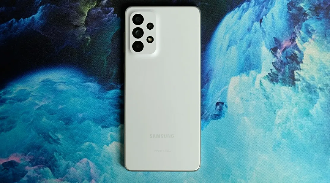 Свежий камерофон Samsung Galaxy отдают со скидкой. У него есть все шансы стать бестселлером