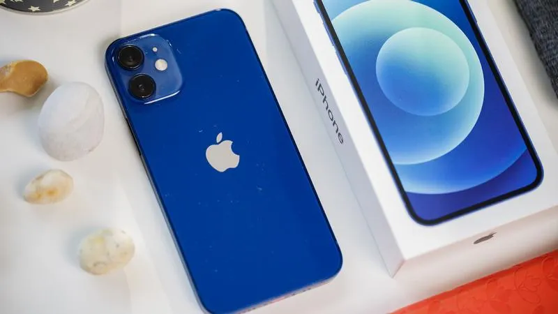iPhone 12 mini вновь рухнул в цене. Стоит ли его брать?