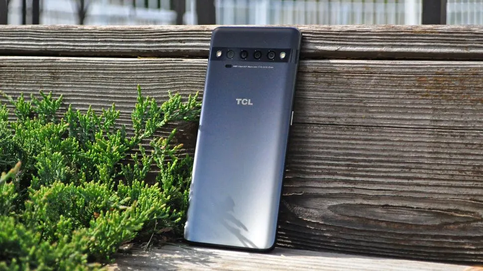 Неизвестный бюджетник за 14 тысяч рвет конкурентов. Вариант с AMOLED-экраном и крутой камерой