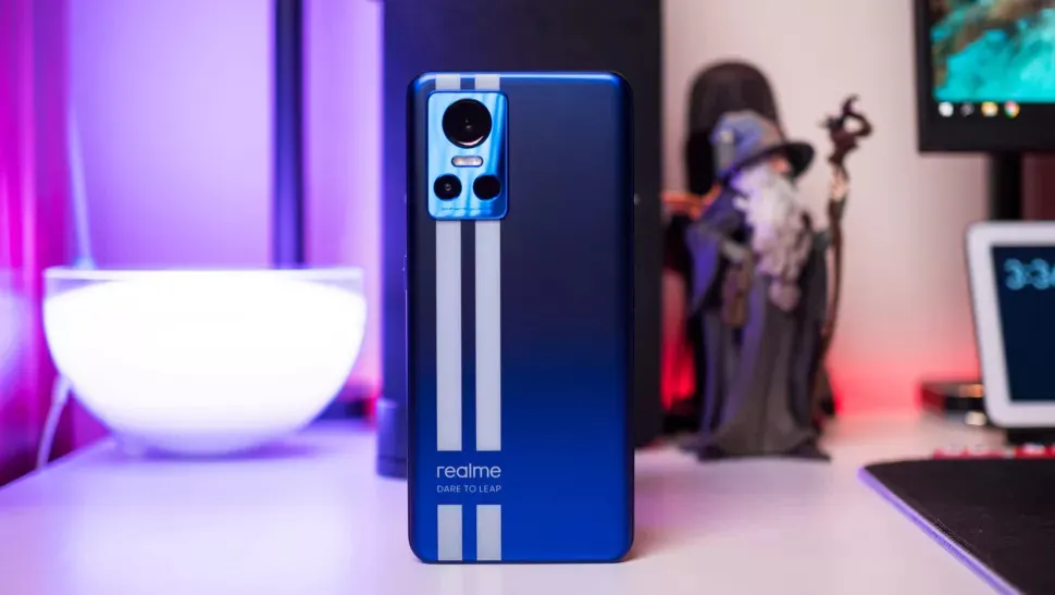 Самый выгодный флагман Realme радикально подешевел. Вариант с топовым процессором и реактивной зарядкой