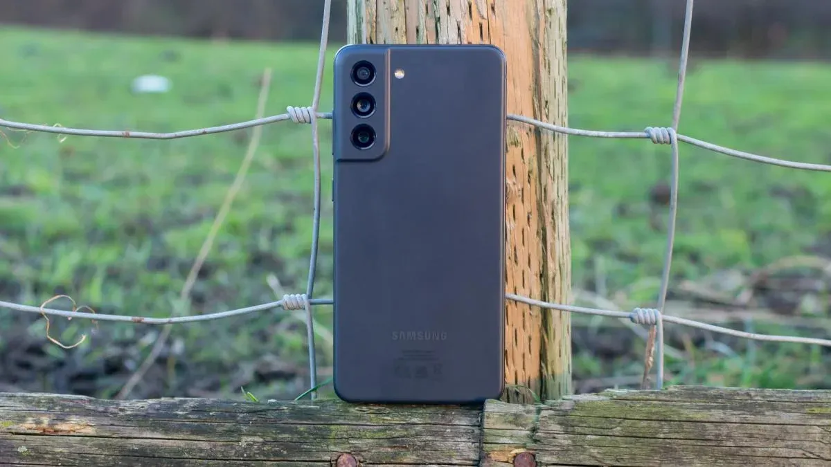 Samsung Galaxy S21 FE наконец рухнул в цене. Это флагман с крутой камерой и шикарным экраном