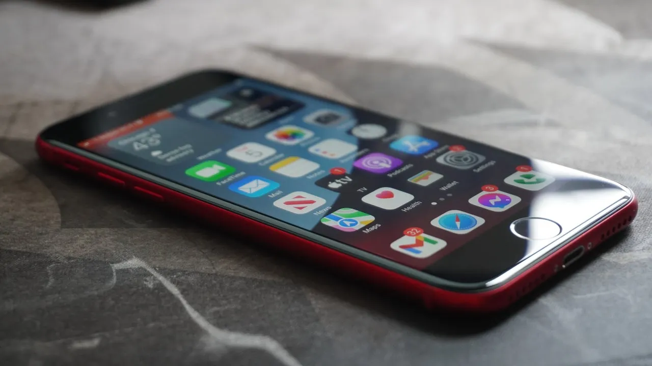 Этот iPhone — самая доступная модель бренда. Мы точно знаем, где ее стоит брать