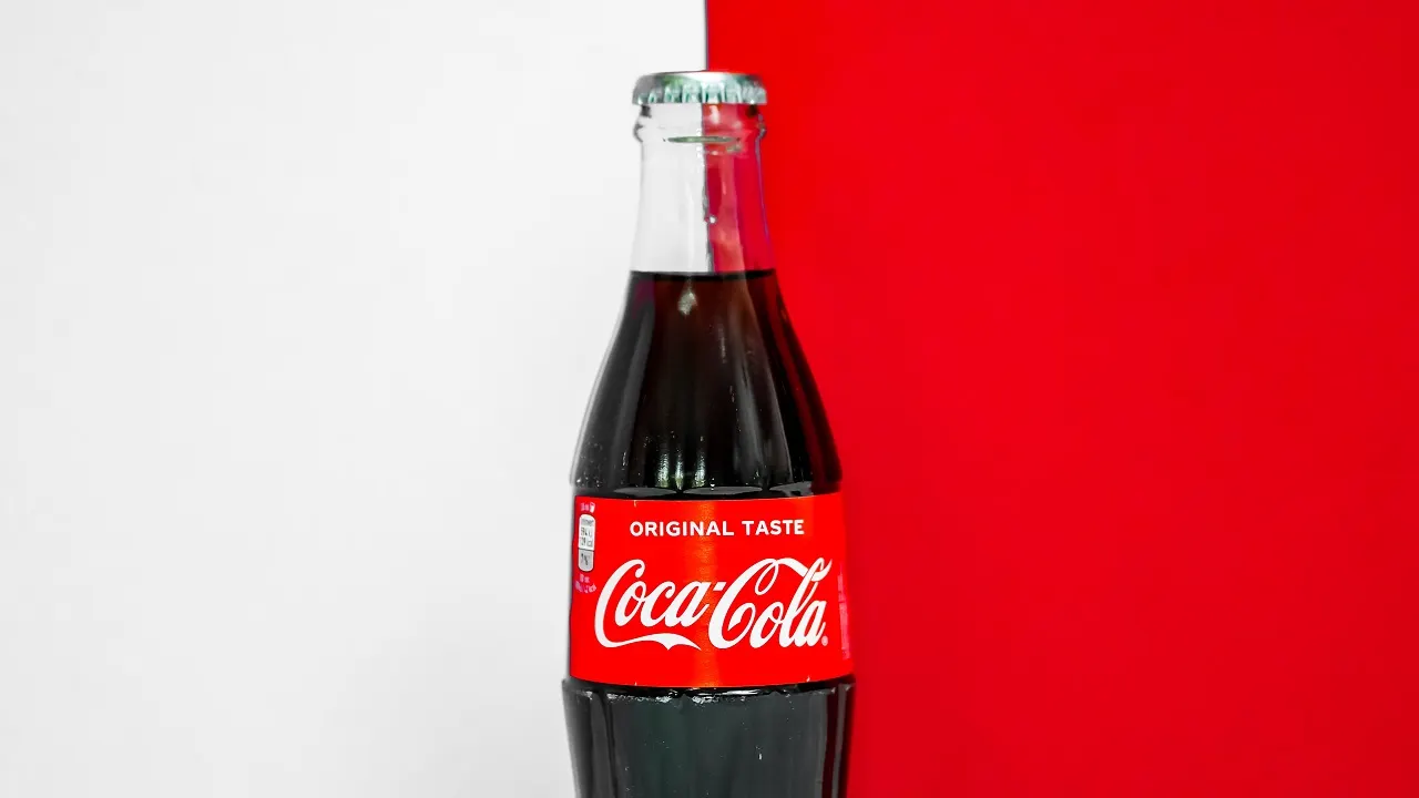 Coca-Cola останется в России под новым брендом. Газировку скроют под маркой сока