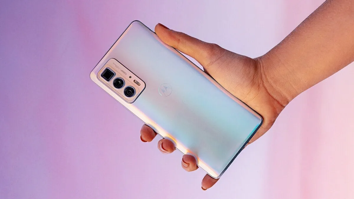 Об этом девайсе Motorola никто не знает, а зря. Он лучший до 20 тысяч рублей
