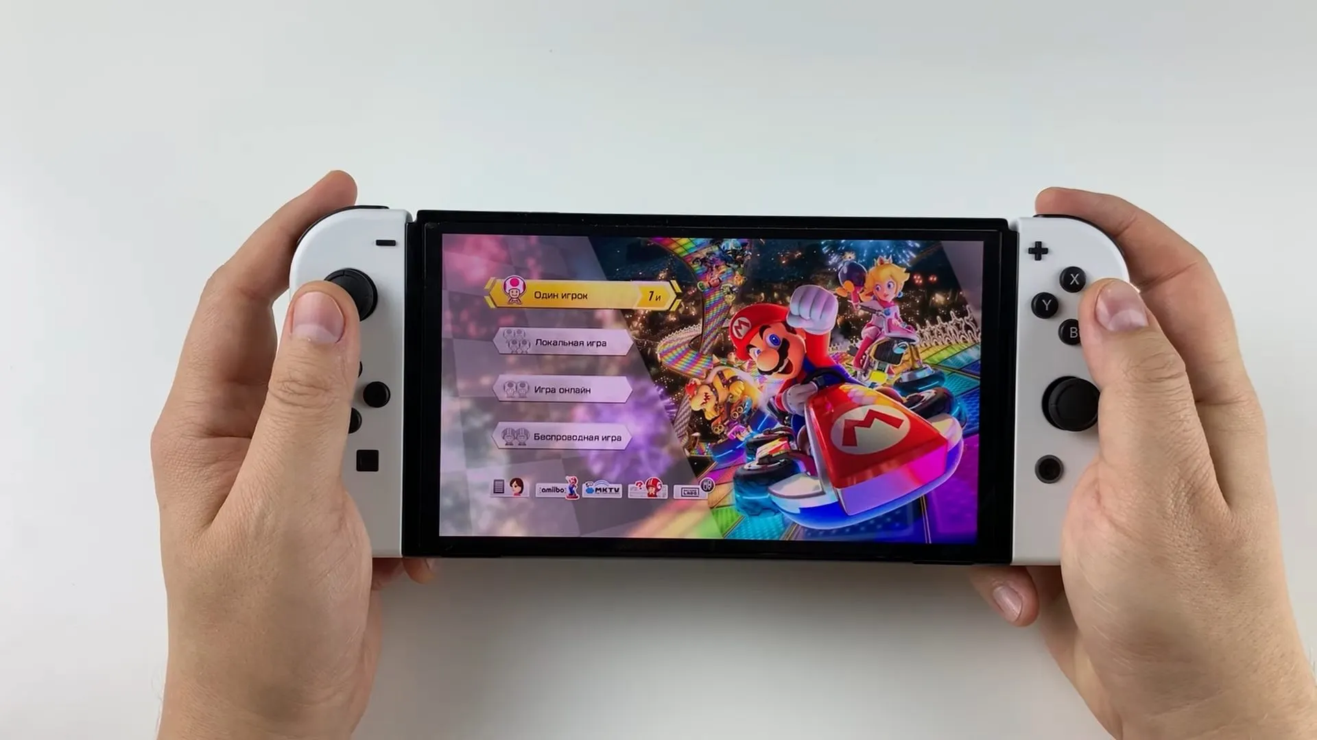 Nintendo Switch OLED продают с большой скидкой. Крутая игровая консоль по цене старой версии