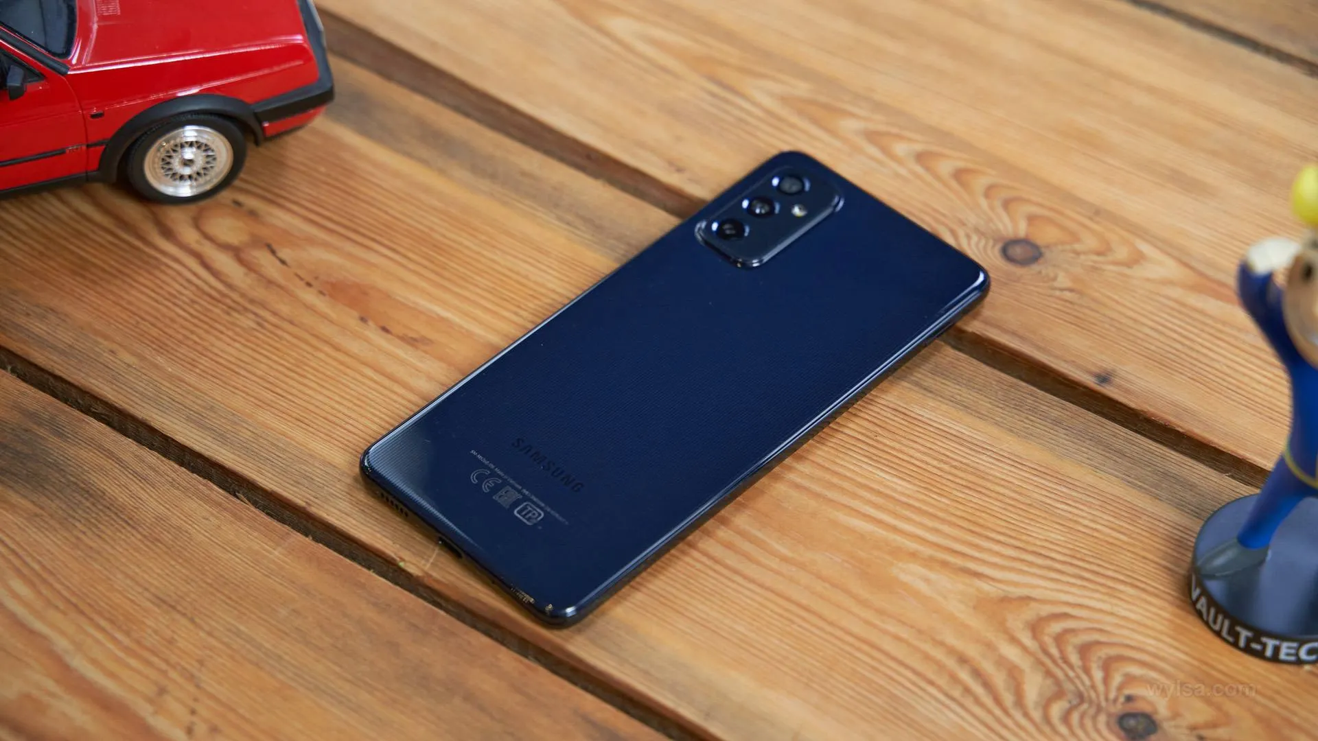 Samsung Galaxy M52 окончательно обесценился в России. Так дешево девайс еще не стоил
