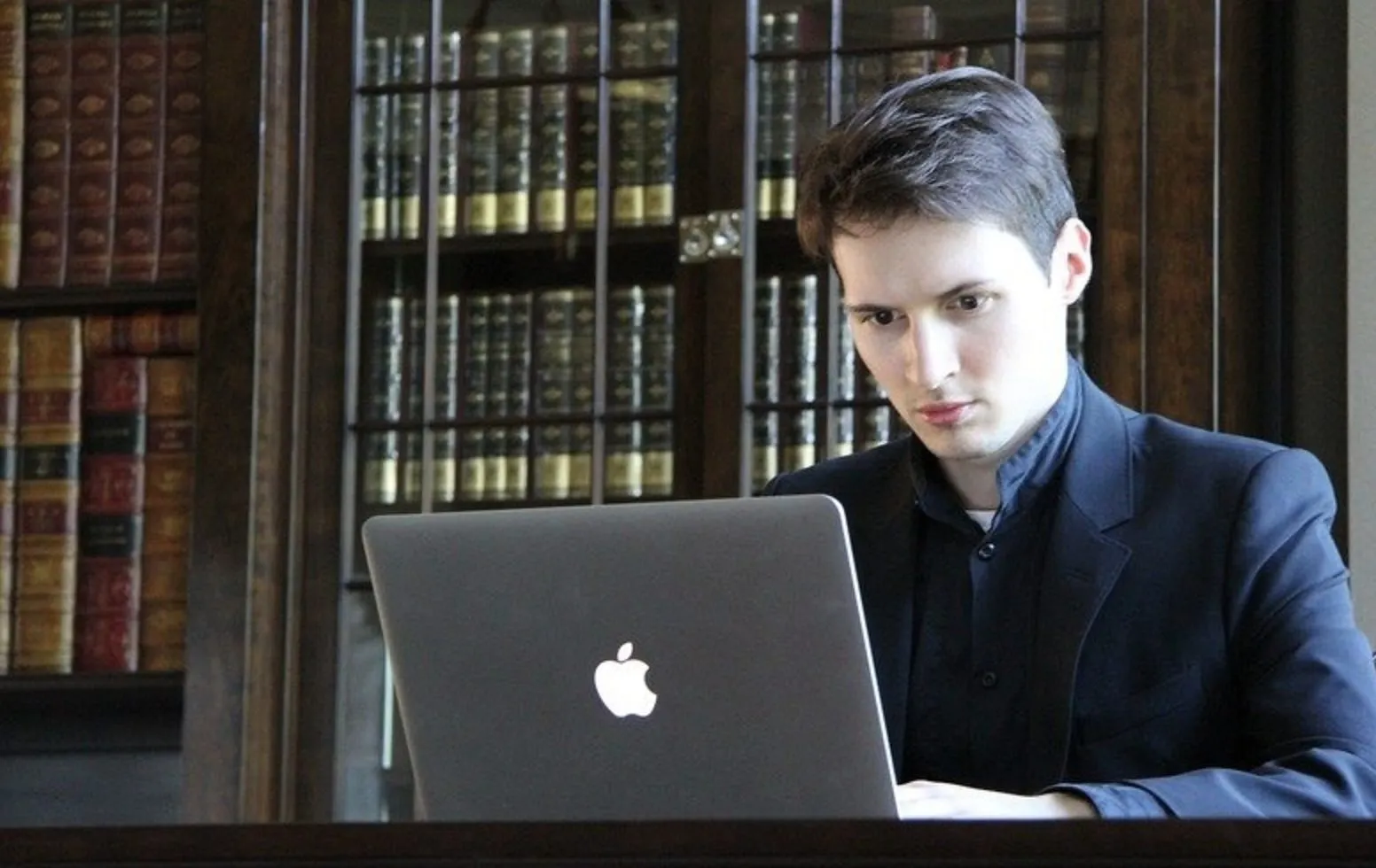 Павел Дуров жестко наехал на Apple.  Компания тормозит революцию от Telegram
