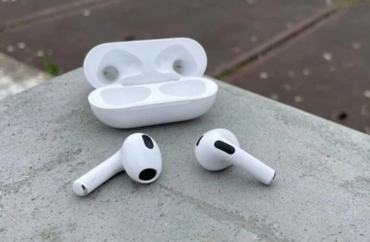 Лучшие AirPods отдают по рекордно низким ценам. Даже мы не помним таких скидок