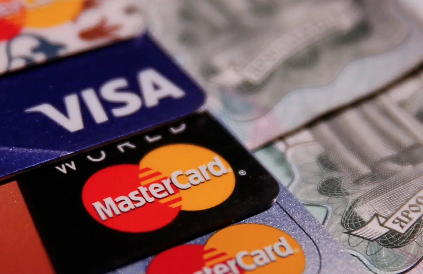 Говорят, карты Visa и Mastercard перестают работать в России. Виноват срок действия