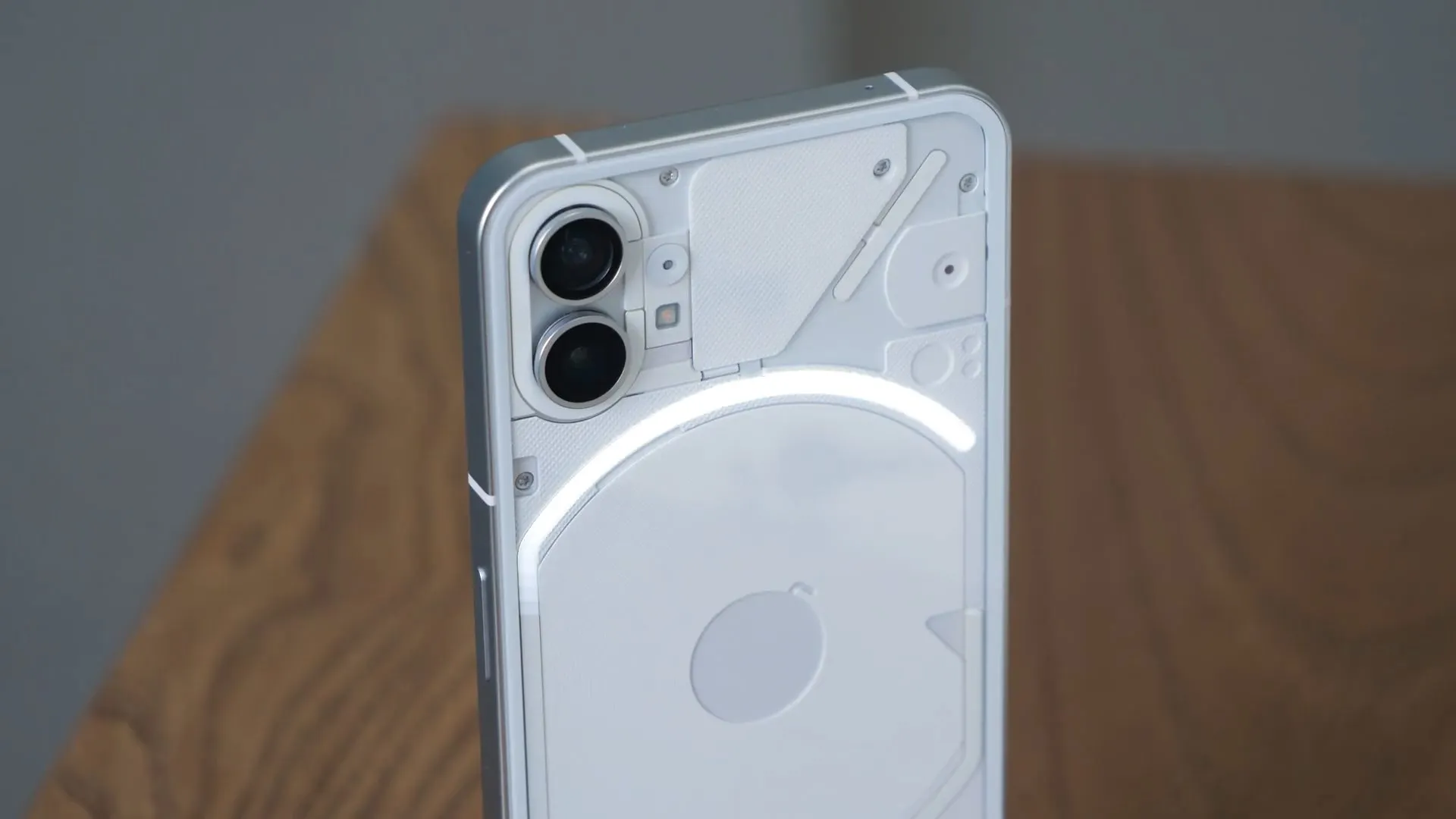 Nothing Phone (1) – самый яркий телефон лета. Сейчас его можно взять с хорошей скидкой