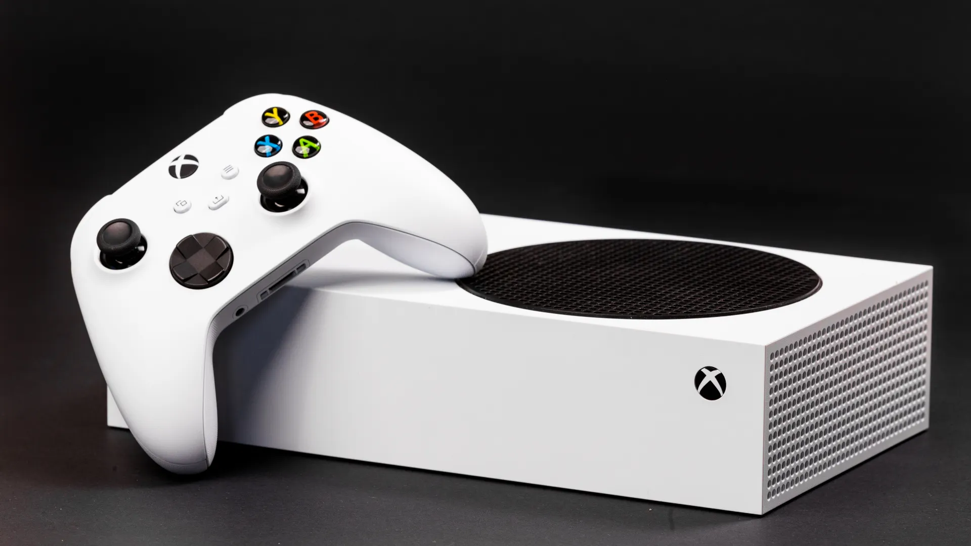 Xbox Series S — самая выгодная игровая приставка на рынке. Мы точно знаем, где ее лучше брать