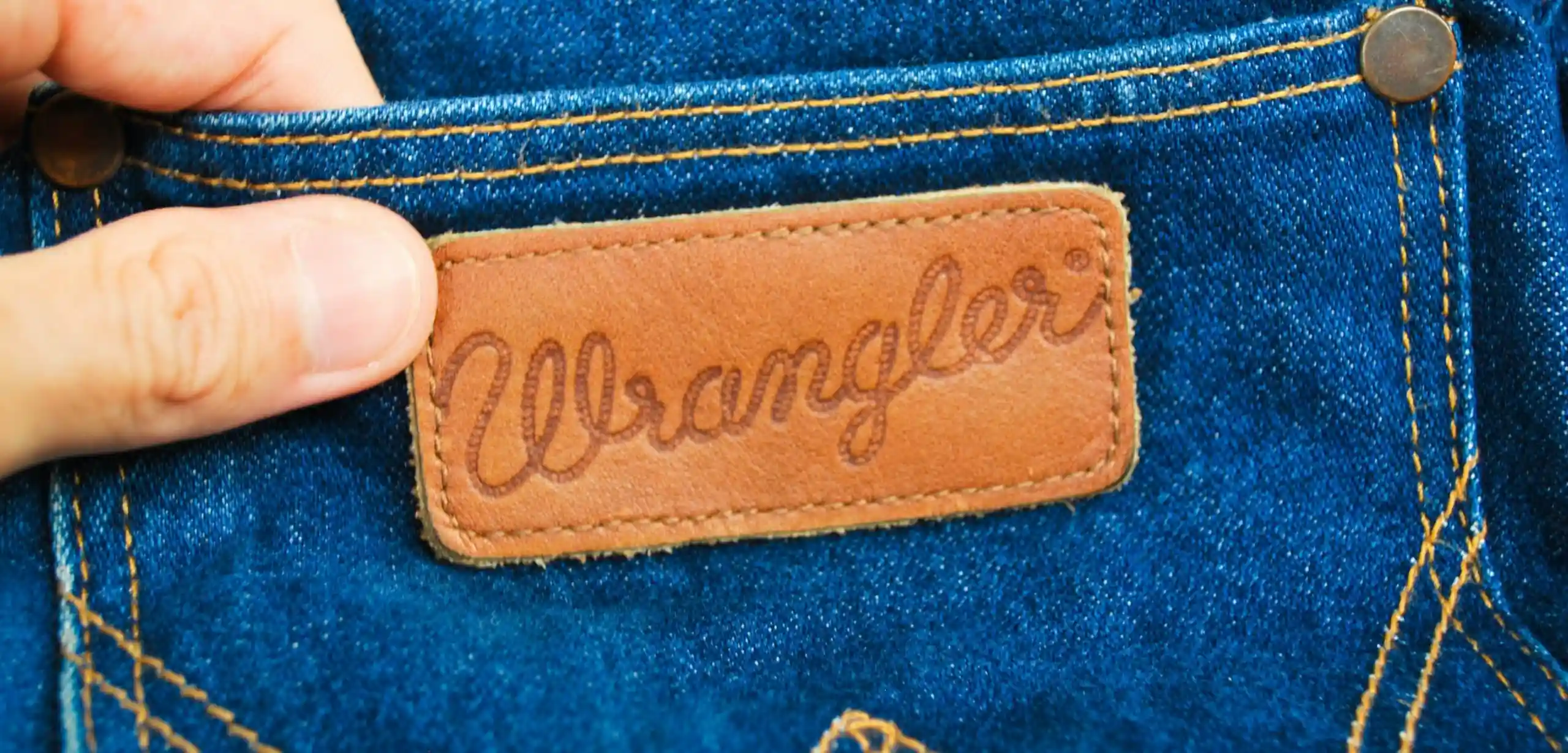 Одежду от Lee и Wrangler отдают за гроши на Lamoda. Есть даже дешевая обувь