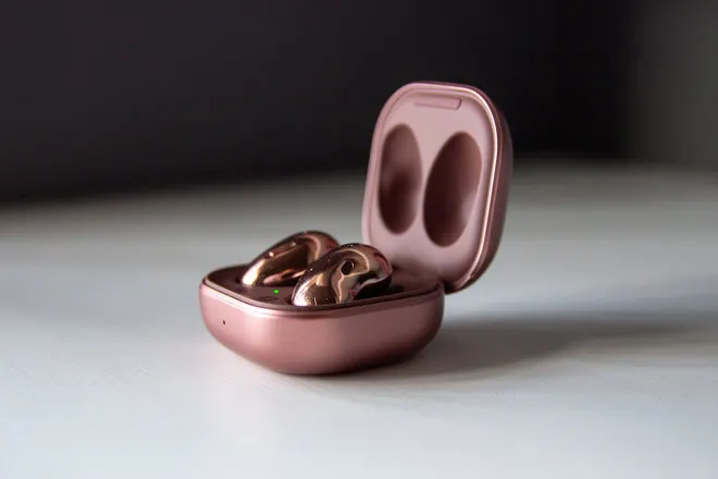 Samsung Galaxy Buds Live отдают за полцены. Это самые стильные TWS-наушники на рынке