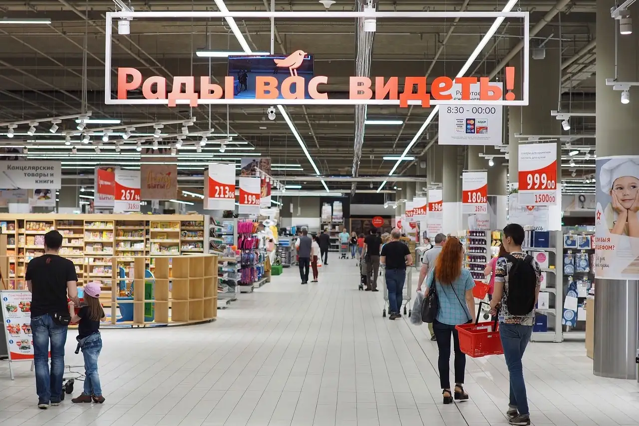 «Ашан» не уйдет из России. У гипермаркетов серьезные убытки, хотя весной люди скупали всё