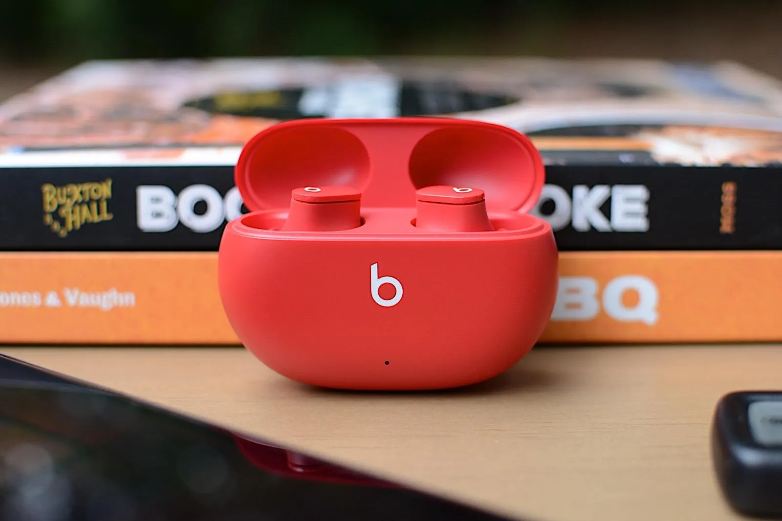 Недооцененные Beats раздают за копейки. У них яркий дизайн и бешеная автономность