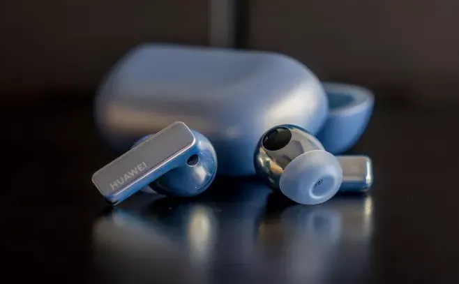 Huawei FreeBuds Pro 2 впервые подешевели в России. Это топовая гарнитура с кучей премиальных фишек