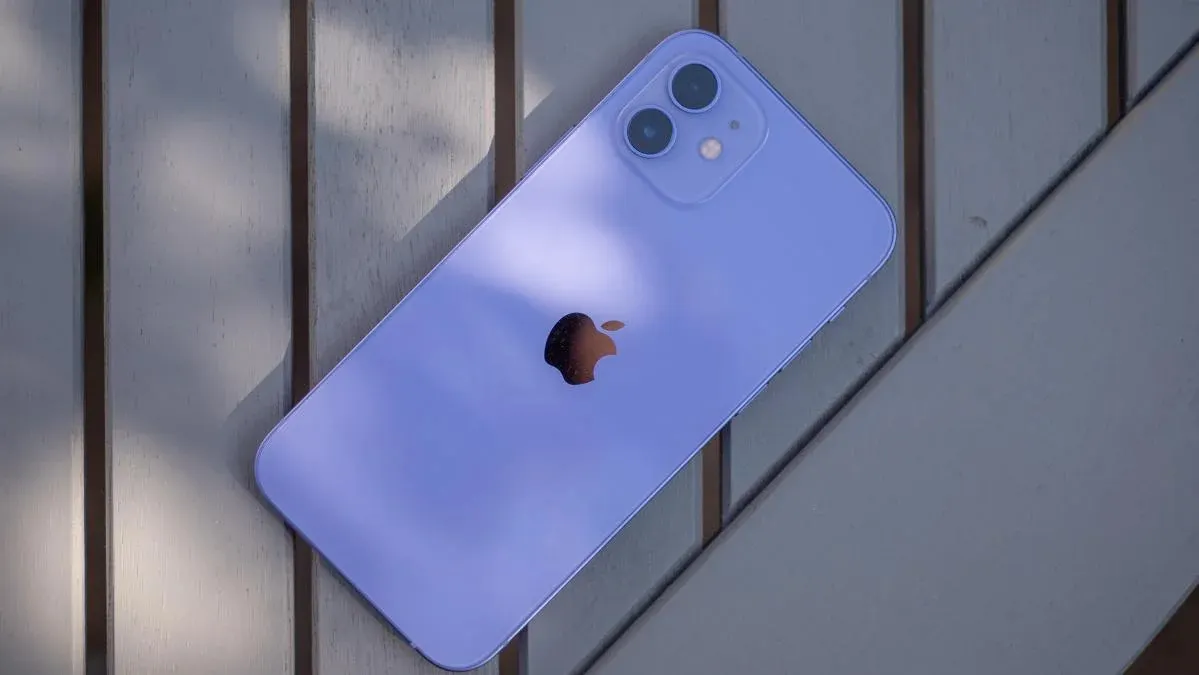 iPhone 12 — самый выгодный смартфон бренда. Сейчас его отдают с жирной скидкой