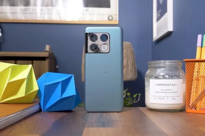 Топовый флагман OnePlus сливают с жирной скидкой. У него шикарный экран, крутая камера и реактивная зарядка