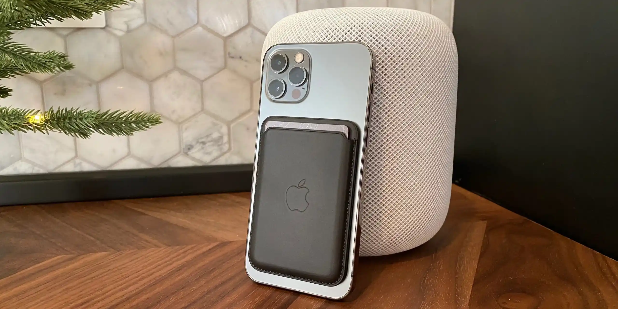 6 полезных мелочей до 500 рублей. От MagSafe-кошелька для iPhone до хайповой вещицы с TikTok