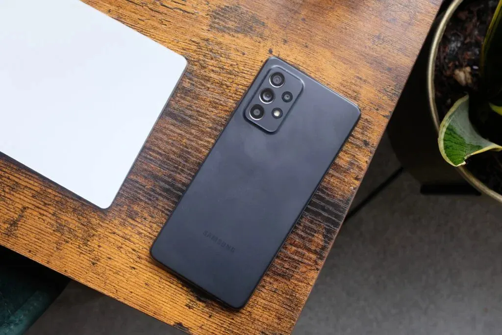 Samsung Galaxy A52 5G сливают за копейки. Это один из лучших смартфонов бренда