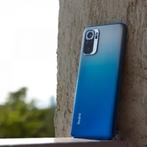 Прошлогодний хит Xiaomi Redmi подешевел до минимума. У него крутой OLED-экран и шустрый процессор