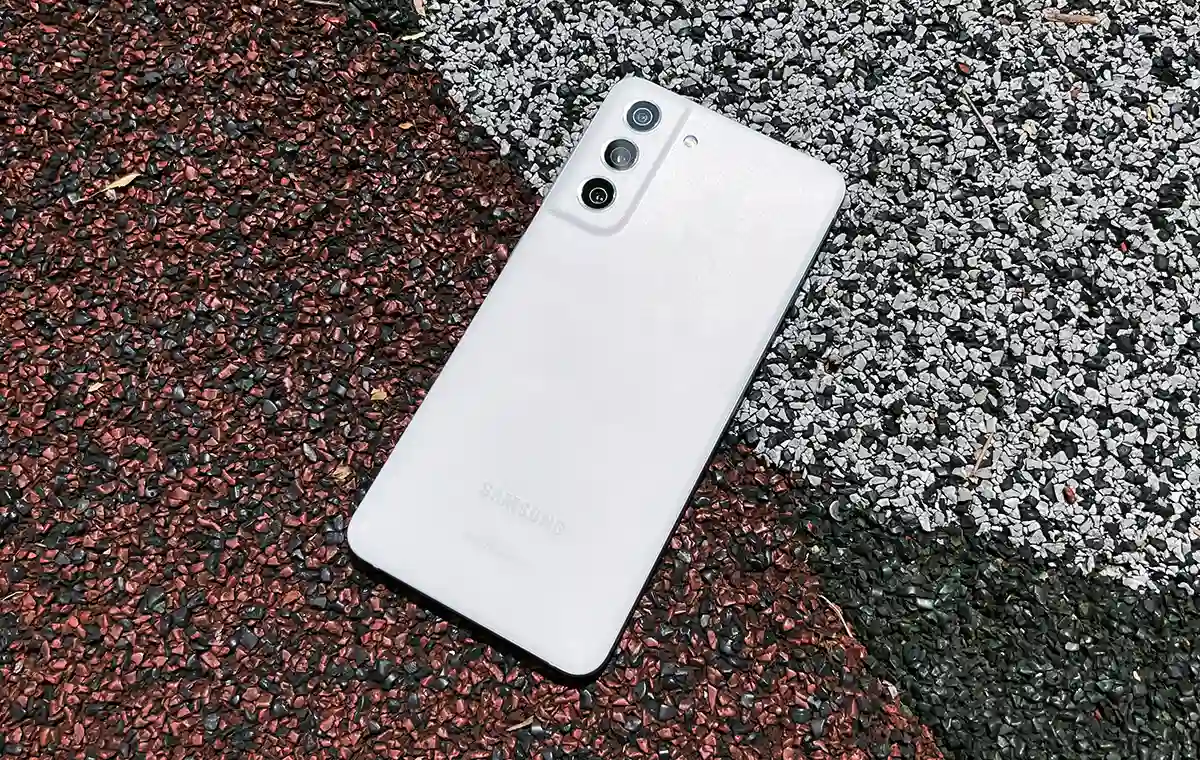 Цены на Samsung Galaxy S21 FE пробивают дно. Так дешево флагман еще не стоил
