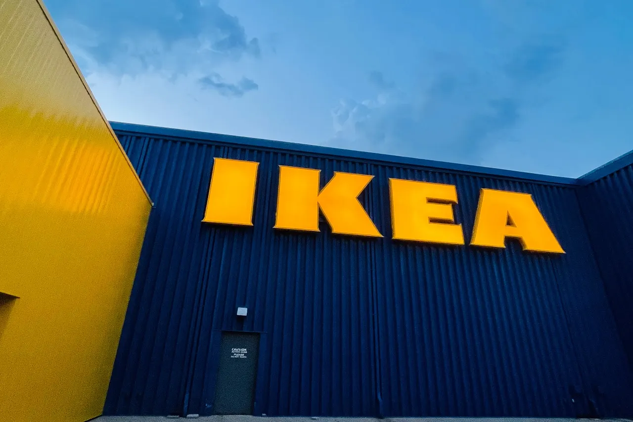 В Россию доставляют товары IKEA. Где заказать мебель и посуду ушедшего бренда?