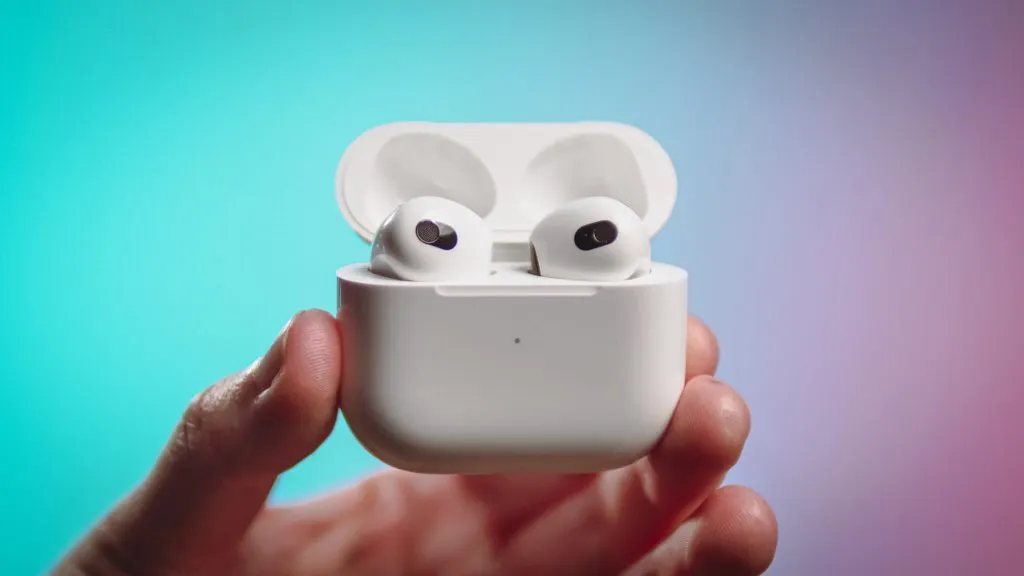 AirPods 3 тихо подешевели. Но есть важный компромисс