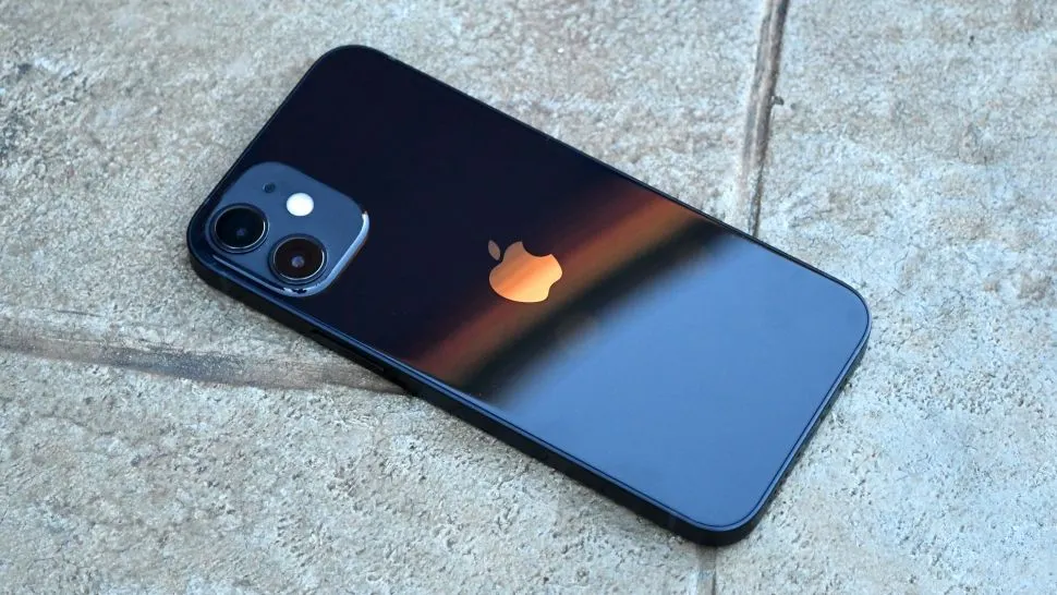 iPhone 12 mini скоро исчезнет из магазинов. Но девайс еще можно забрать со скидкой