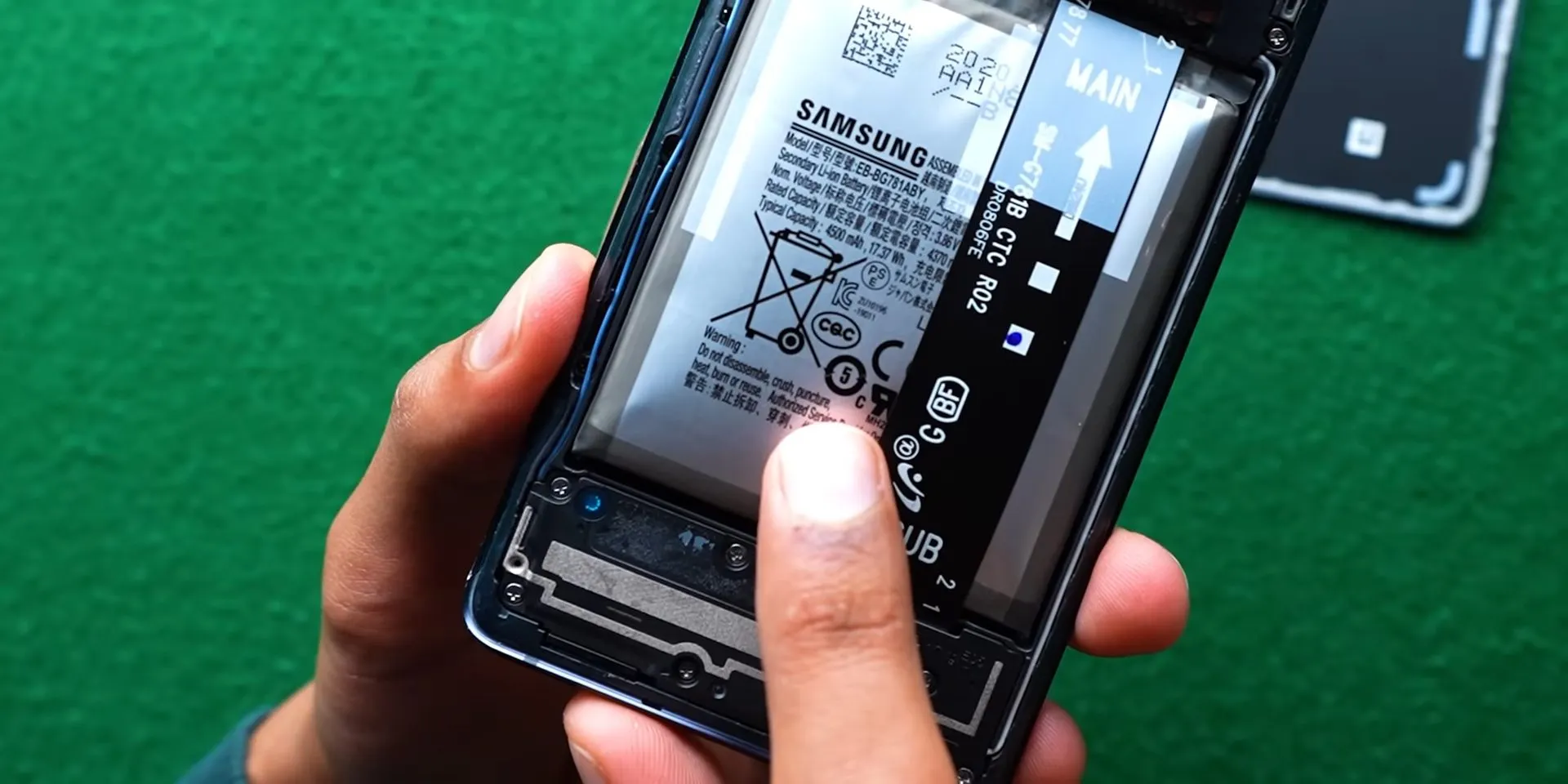 У Samsung Galaxy серьезные проблемы с батареями. Хранить их опасно – может быть взрыв