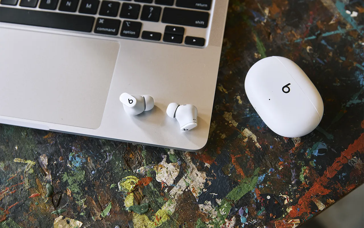 Забытый аналог AirPods Pro окончательно подешевел. Это стильные TWS-ки с крутым шумодавом и бешеной автономностью