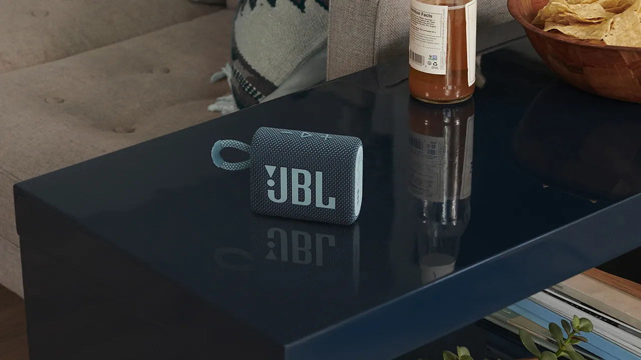 Хитовую колонку JBL сливают за гроши. Мастхэв для путешественников и не только
